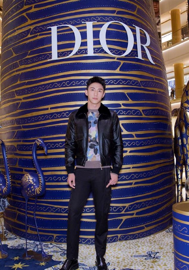 硬汉黄景瑜居然挑战少女粉,一点都不娘气,帅气穿搭可迷倒不少人