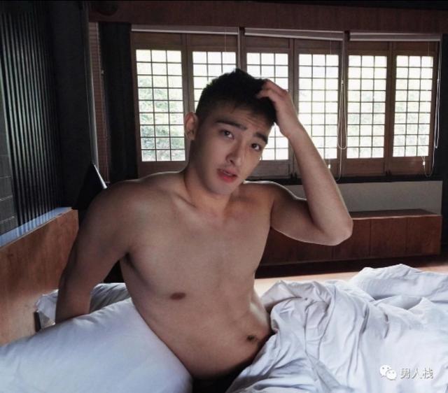 帅气阳光的毛若懿最新硬照:这条内裤绝了!