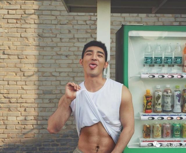 帅气阳光的毛若懿最新硬照:这条内裤绝了!