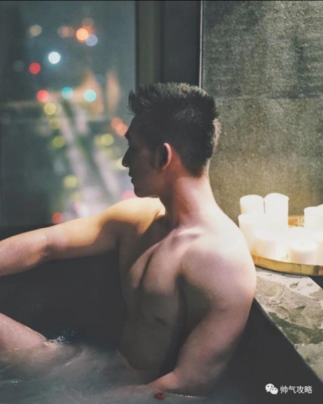 帅气阳光的毛若懿最新硬照:这条内裤绝了!