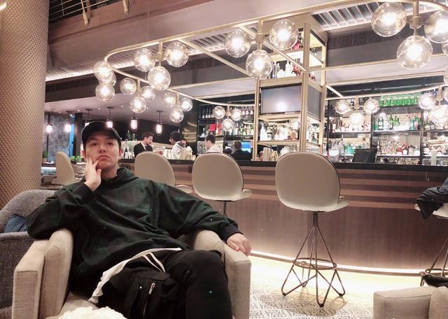 李敏镐强势回归,比起西装革履更爱私下的街头随性,颜值已回高峰