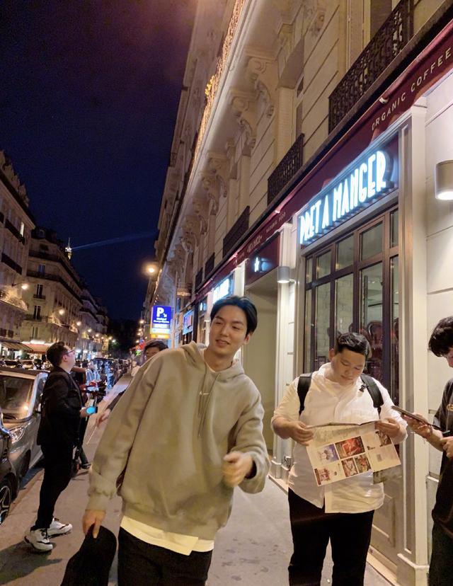 李敏镐强势回归,比起西装革履更爱私下的街头随性,颜值已回高峰