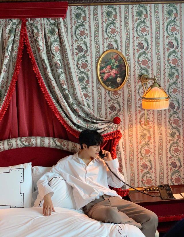 李敏镐强势回归,比起西装革履更爱私下的街头随性,颜值已回高峰