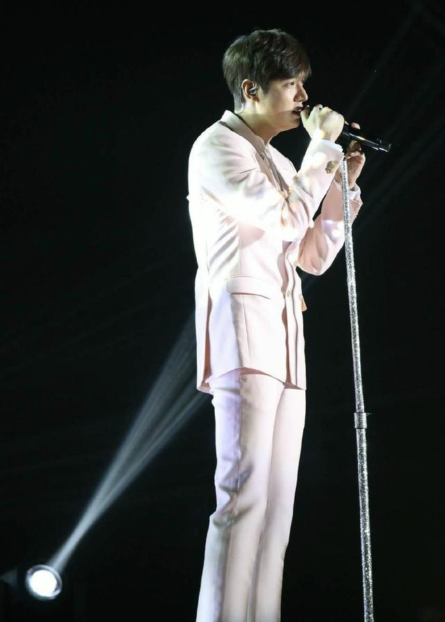 韩国明星李敏镐的西装穿搭大合集,花一样的男子,帅气十足