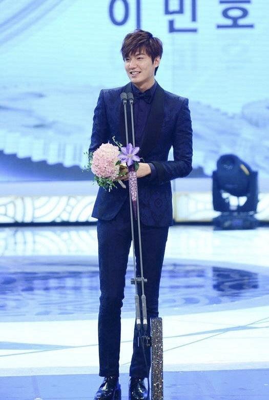韩国明星李敏镐的西装穿搭大合集,花一样的男子,帅气十足