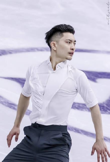 别人服装华丽他穿黑白衬衣,闫涵自由滑火了,清爽的中国男人真帅