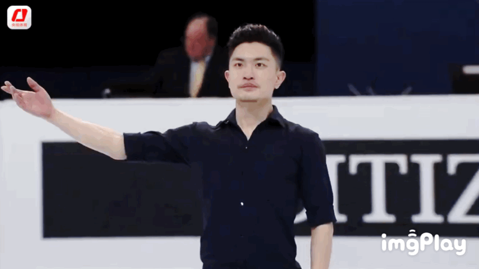 别人服装华丽他穿黑白衬衣,闫涵自由滑火了,清爽的中国男人真帅