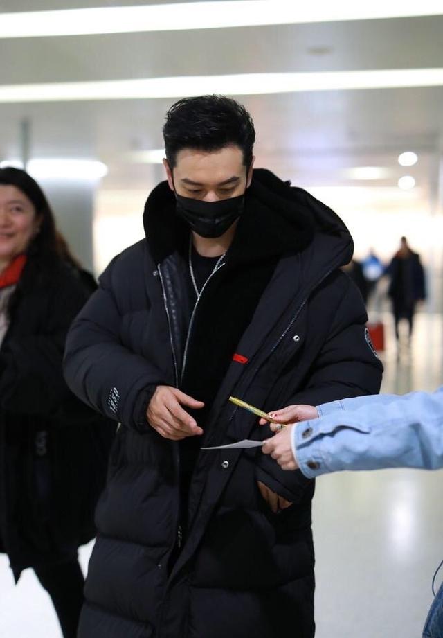 42岁黄晓明穿羽绒服现身机场,一身黑造型,十分帅气潇洒