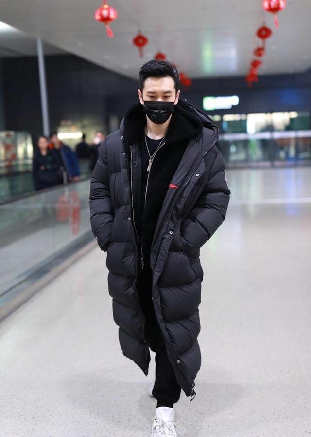 42岁黄晓明穿羽绒服现身机场,一身黑造型,十分帅气潇洒