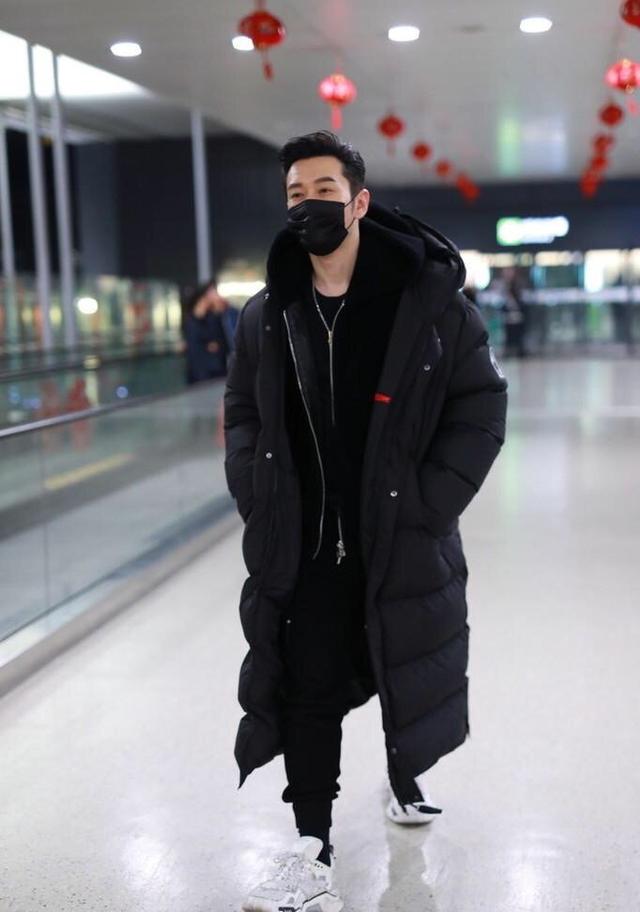 42岁黄晓明穿羽绒服现身机场,一身黑造型,十分帅气潇洒