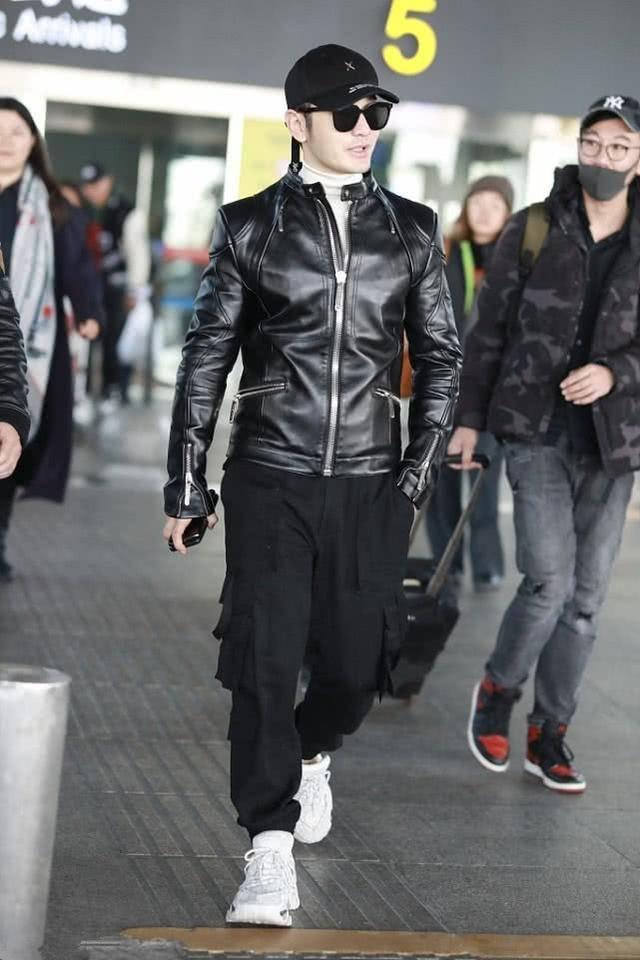 42岁黄晓明穿羽绒服现身机场,一身黑造型,十分帅气潇洒