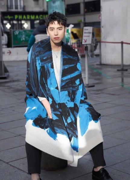 王大陆出席秋冬男装大秀,身穿蓝黑相间的和风外套,颇有日系风范