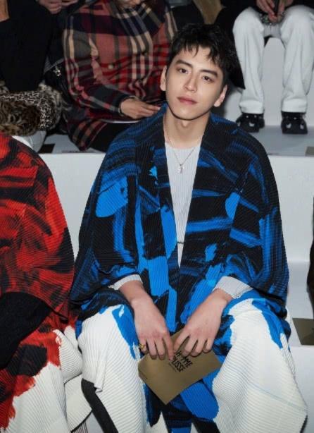 王大陆出席秋冬男装大秀,身穿蓝黑相间的和风外套,颇有日系风范