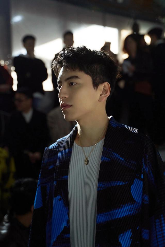 王大陆出席秋冬男装大秀,身穿蓝黑相间的和风外套,颇有日系风范