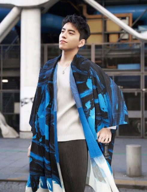 王大陆出席秋冬男装大秀,身穿蓝黑相间的和风外套,颇有日系风范