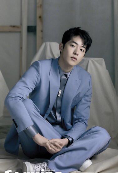 南柱赫身穿雾霾蓝西装,展示清新高级风,帅出新高度