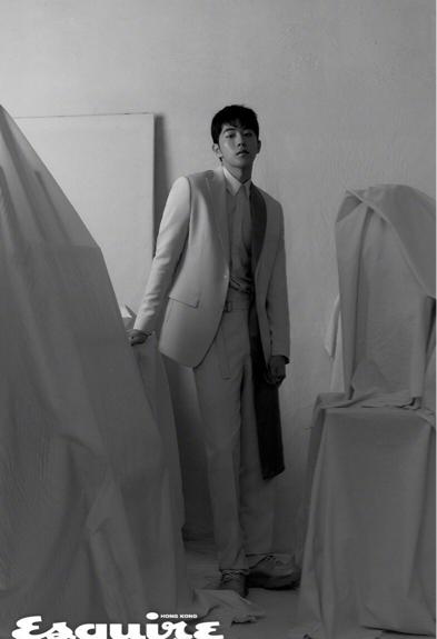 南柱赫身穿雾霾蓝西装,展示清新高级风,帅出新高度