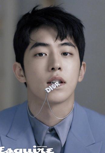 南柱赫身穿雾霾蓝西装,展示清新高级风,帅出新高度