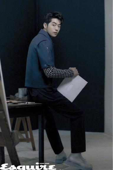 南柱赫身穿雾霾蓝西装,展示清新高级风,帅出新高度