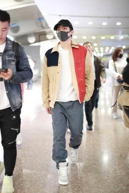 侯明昊现身机场,拼色夹克配工装裤,潇洒帅气展现型男魅力
