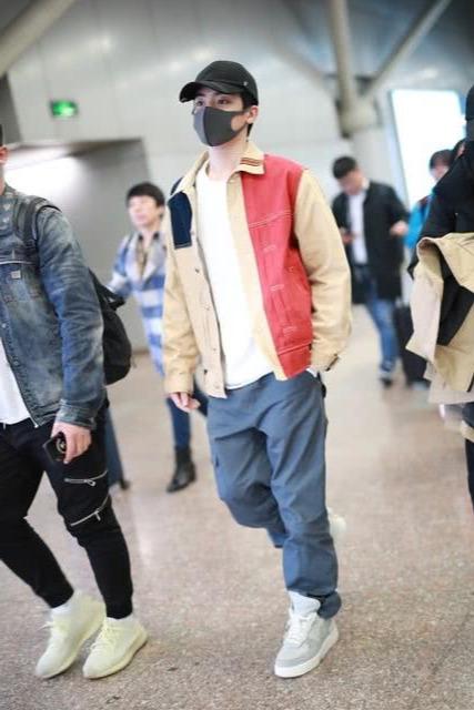 侯明昊现身机场,拼色夹克配工装裤,潇洒帅气展现型男魅力