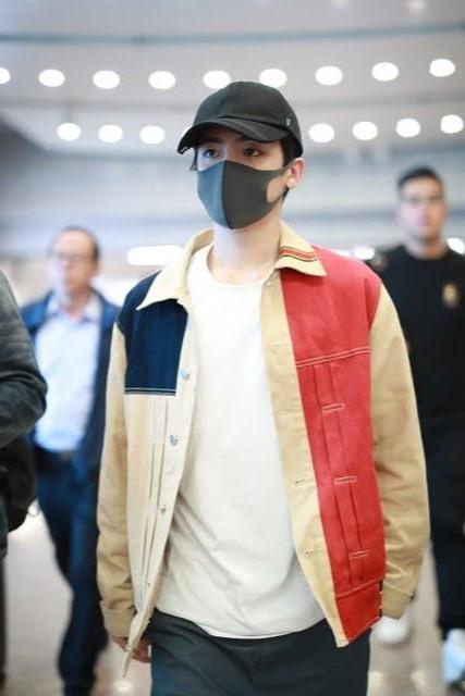 侯明昊现身机场,拼色夹克配工装裤,潇洒帅气展现型男魅力