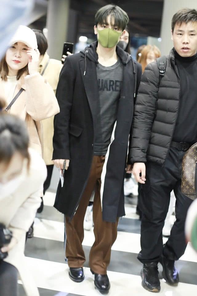 侯明昊现身机场,拼色夹克配工装裤,潇洒帅气展现型男魅力