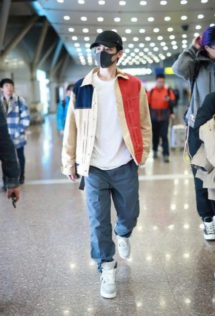 侯明昊现身机场,拼色夹克配工装裤,潇洒帅气展现型男魅力