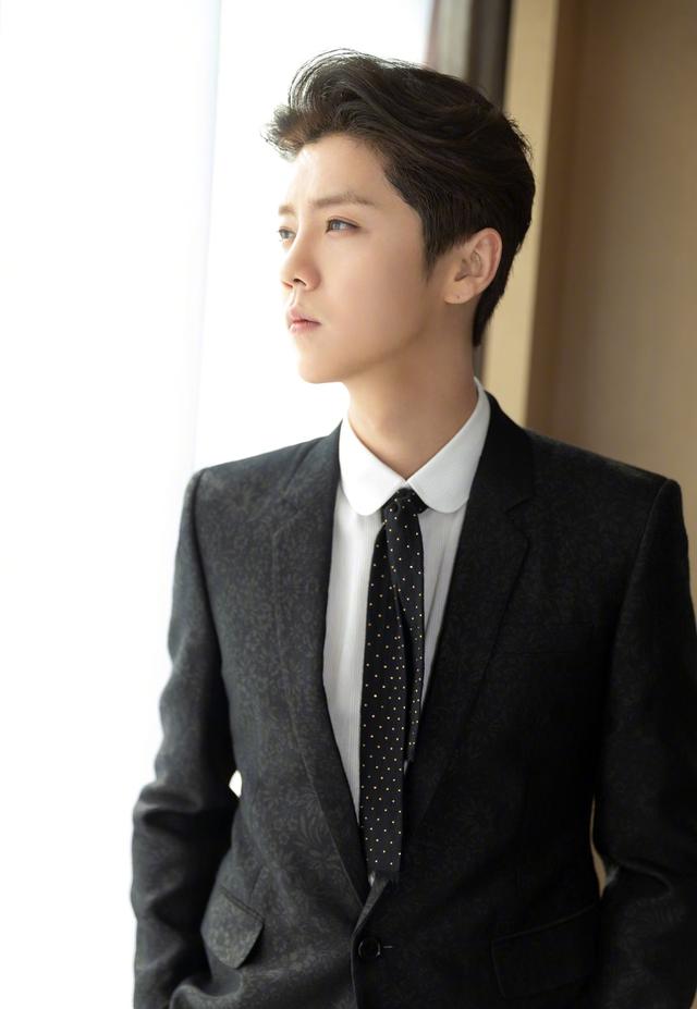 鹿晗不走小鲜肉风了?一身西装,高调展现男人魅力