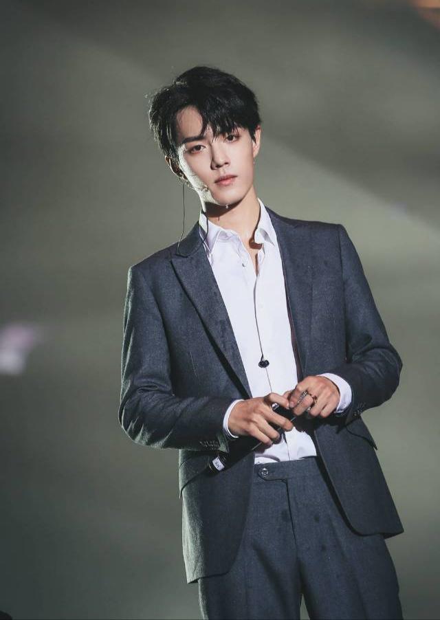 肖战玩起复古风,西装帅气儒雅,好看得过分,大长腿更吸睛