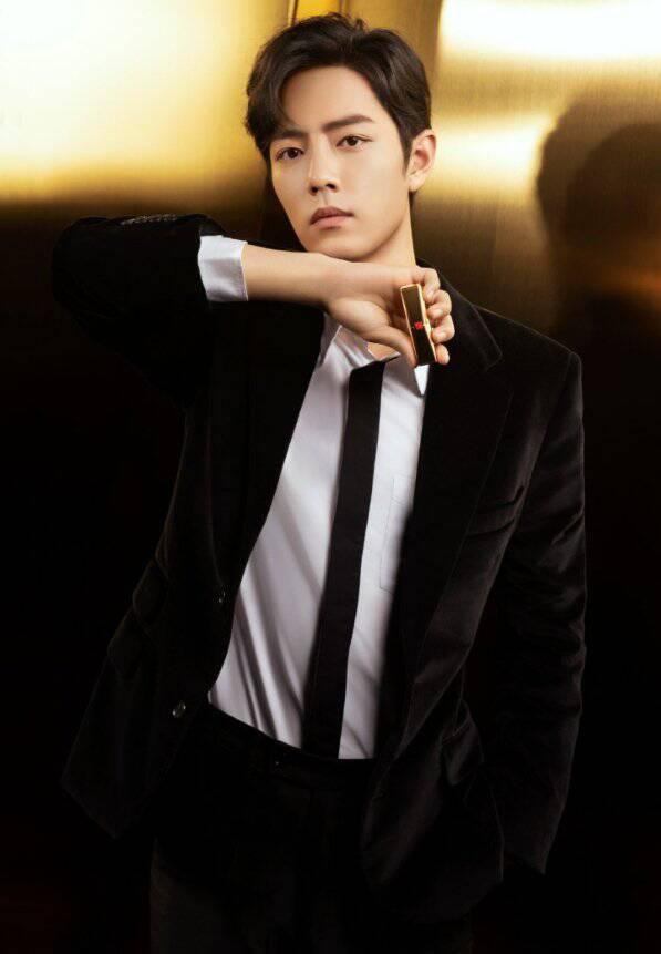 肖战玩起复古风,西装帅气儒雅,好看得过分,大长腿更吸睛