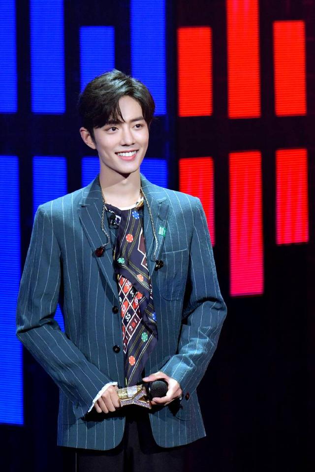 肖战玩起复古风,西装帅气儒雅,好看得过分,大长腿更吸睛