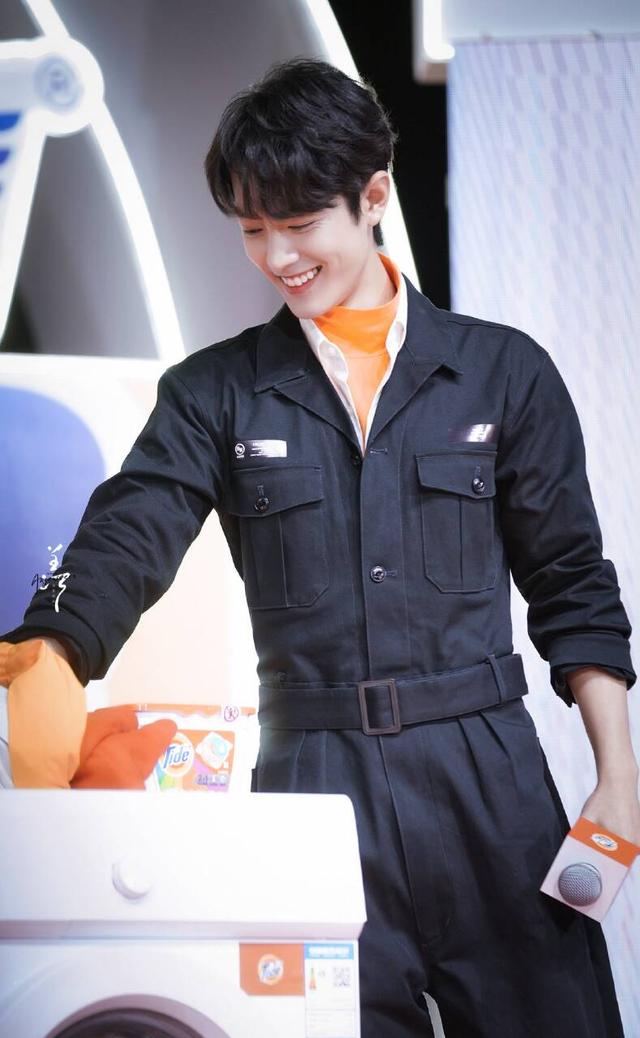 肖战玩起复古风,西装帅气儒雅,好看得过分,大长腿更吸睛