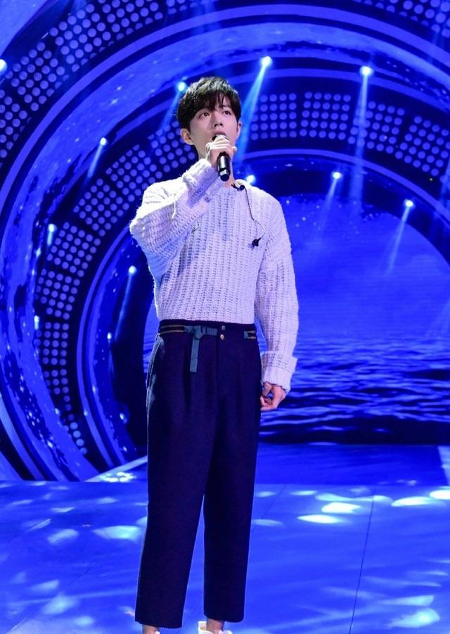 肖战玩起复古风,西装帅气儒雅,好看得过分,大长腿更吸睛