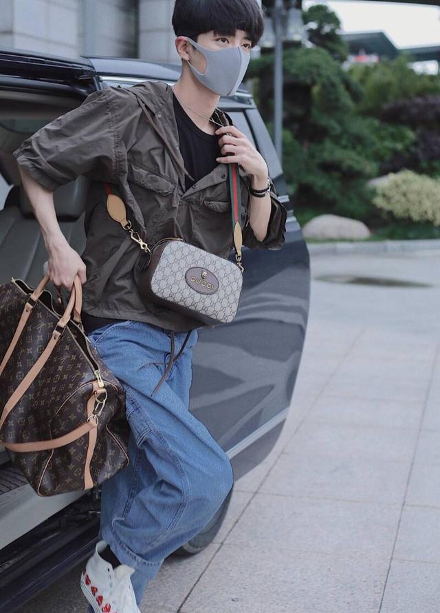 肖战玩起复古风,西装帅气儒雅,好看得过分,大长腿更吸睛