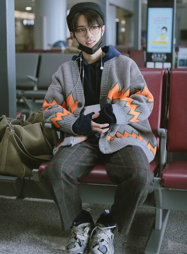 肖战玩起复古风,西装帅气儒雅,好看得过分,大长腿更吸睛