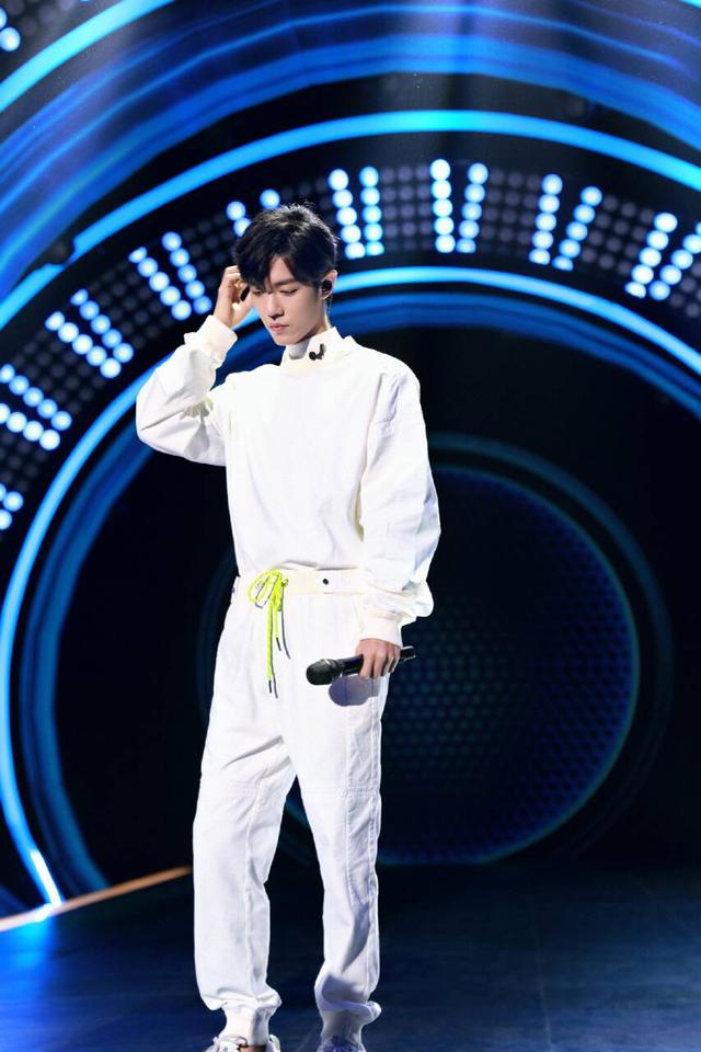 肖战玩起复古风,西装帅气儒雅,好看得过分,大长腿更吸睛