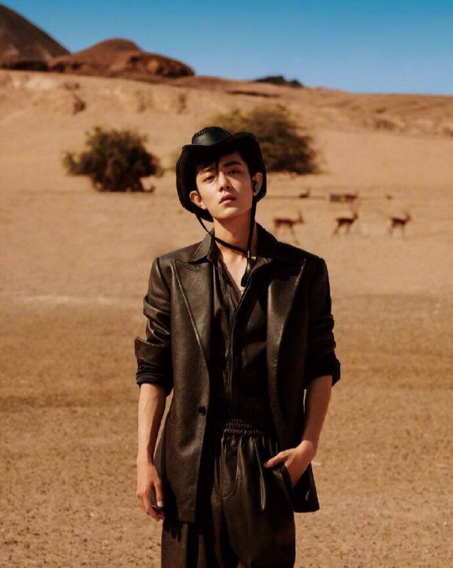 肖战玩起复古风,西装帅气儒雅,好看得过分,大长腿更吸睛