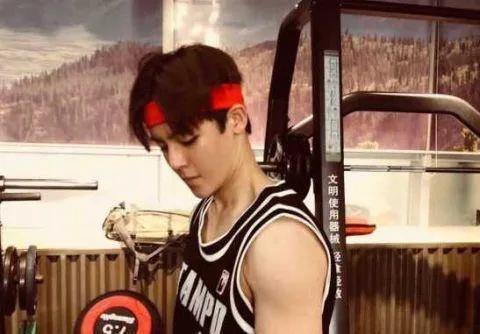 盘点娱乐圈中八位男神,高颜值还不算,肌肉块迷倒你