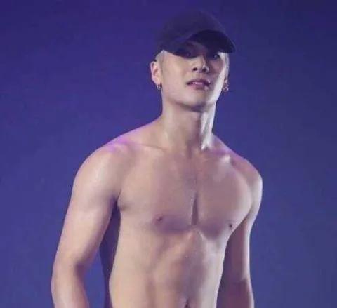 盘点娱乐圈中八位男神,高颜值还不算,肌肉块迷倒你