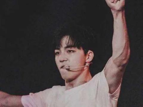 盘点娱乐圈中八位男神,高颜值还不算,肌肉块迷倒你