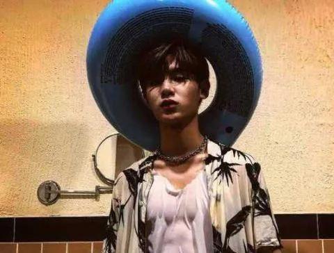 盘点娱乐圈中八位男神,高颜值还不算,肌肉块迷倒你