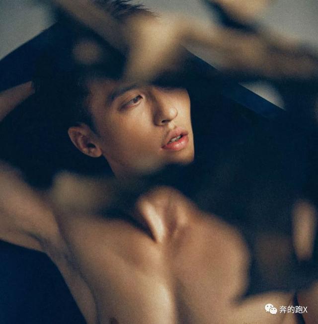 健壮版许魏洲火了,他的写真照很上头