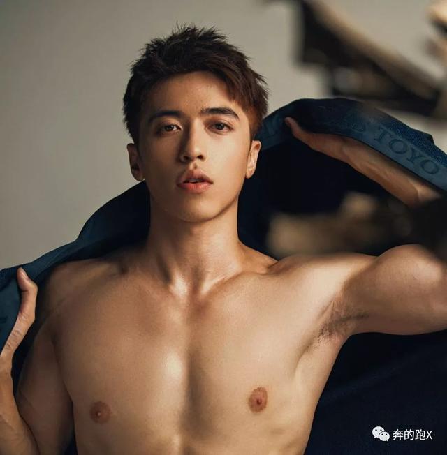 健壮版许魏洲火了,他的写真照很上头