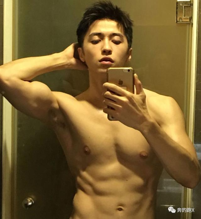 健壮版许魏洲火了,他的写真照很上头