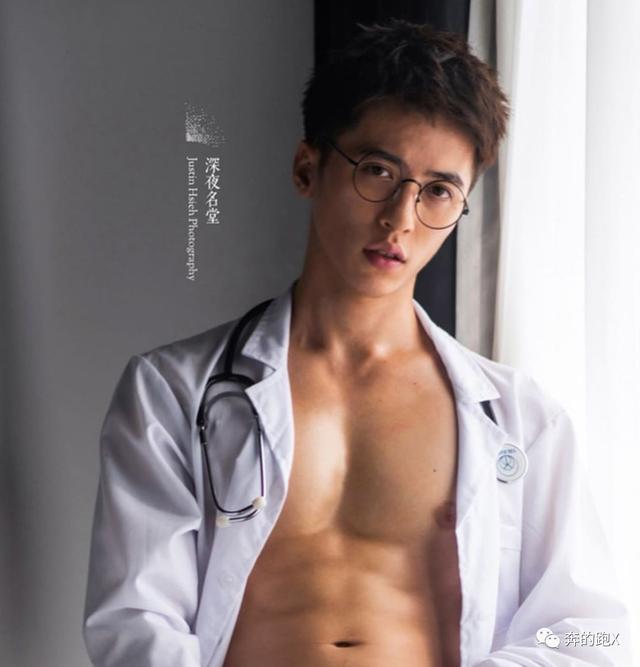 健壮版许魏洲火了,他的写真照很上头