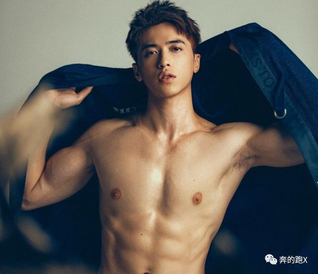 健壮版许魏洲火了,他的写真照很上头