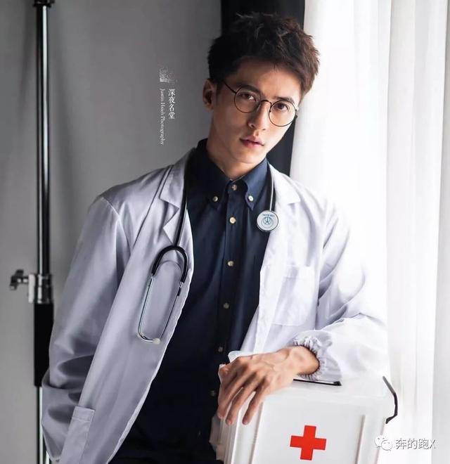 健壮版许魏洲火了,他的写真照很上头