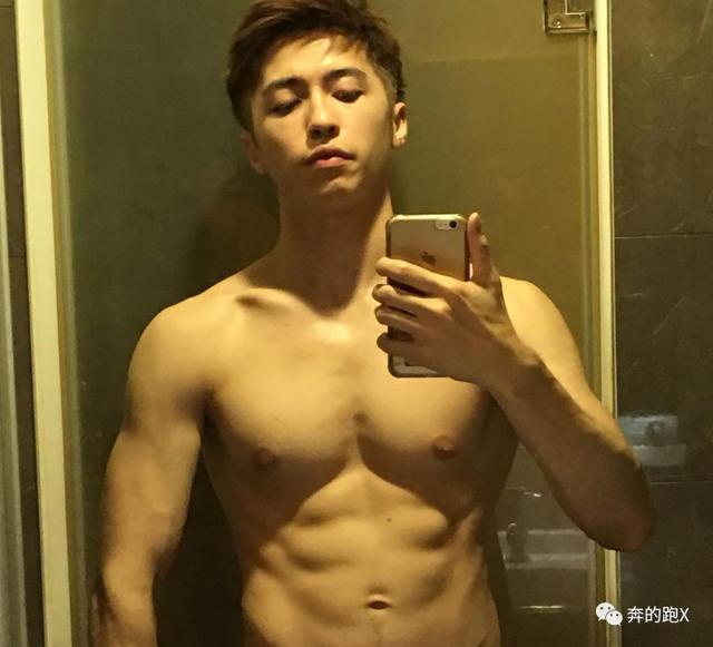 健壮版许魏洲火了,他的写真照很上头