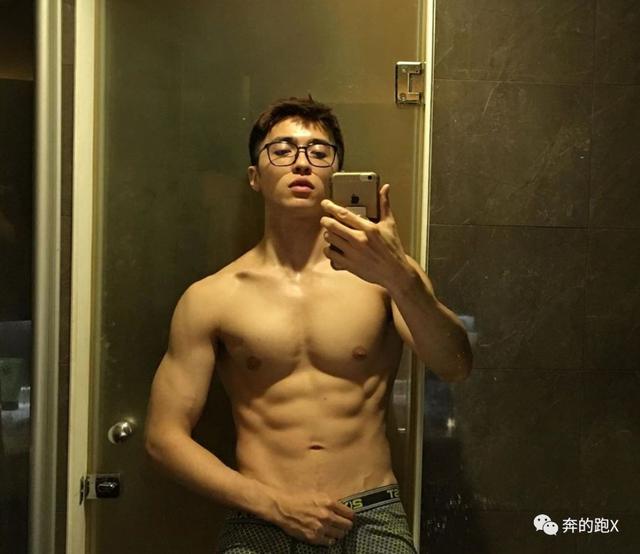 健壮版许魏洲火了,他的写真照很上头